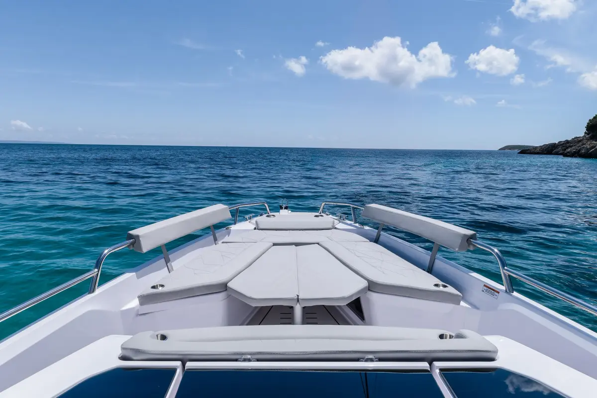 Axopar 28, main deck — Yacht Hire Saint-Tropez, Saint-Tropez. A fast, agile day boat for eight
