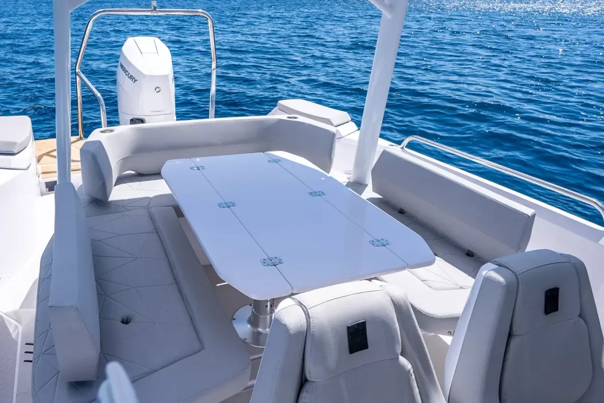 Axopar 28, salon — Yacht Hire Saint-Tropez, Saint-Tropez. A fast, agile day boat for eight