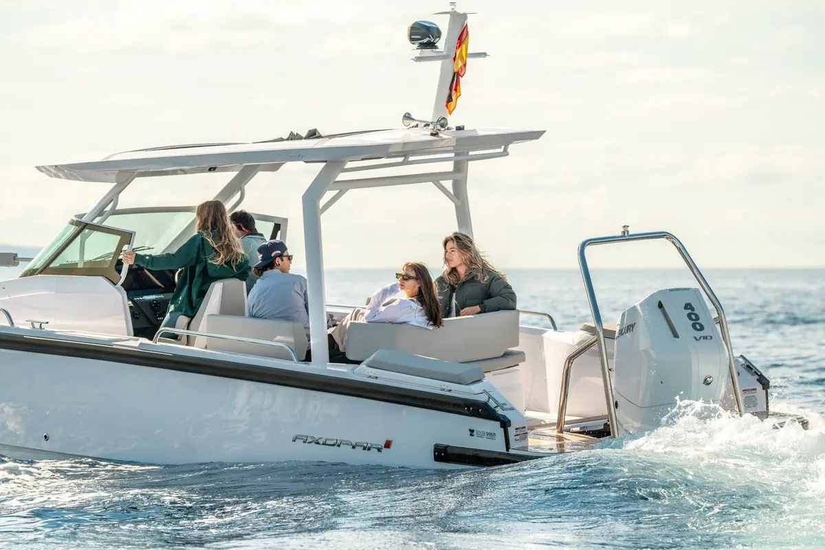 Axopar 28, flybridge — Yacht Hire Saint-Tropez, Saint-Tropez. A fast, agile day boat for eight