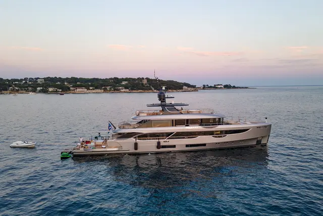 Benetti 28m — Yacht Hire Saint-Tropez, Saint-Tropez