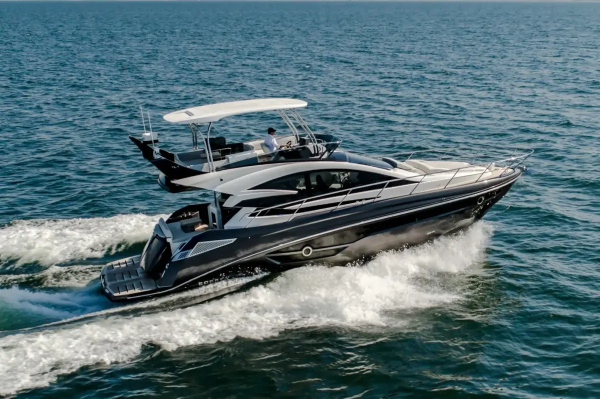 Cobrey 50 FLY, exterior — Yacht Hire Saint-Tropez, Saint-Tropez. A flybridge perch for fast Gulf afternoons