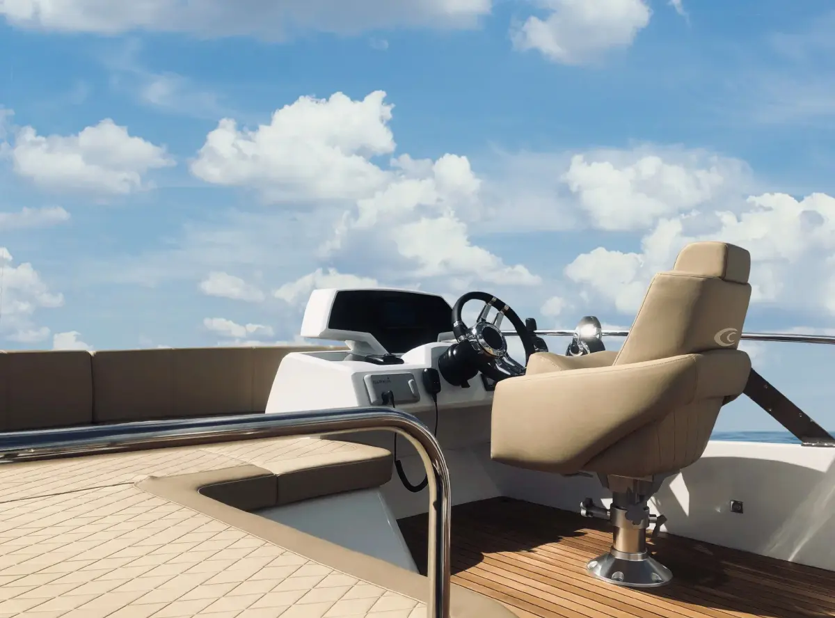 Cobrey 50 FLY, main deck — Yacht Hire Saint-Tropez, Saint-Tropez. A flybridge perch for fast Gulf afternoons