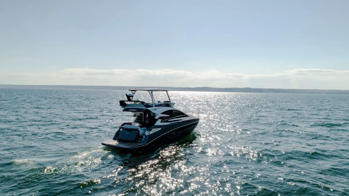 Cobrey 50 FLY, aft deck — Yacht Hire Saint-Tropez, Saint-Tropez. A flybridge perch for fast Gulf afternoons