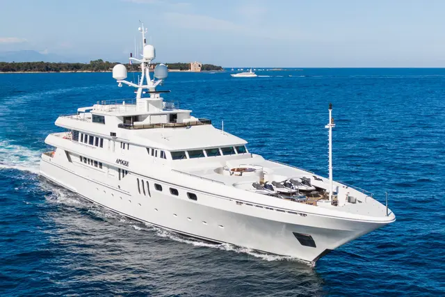 Apogee — Yacht Hire Saint-Tropez, Saint-Tropez