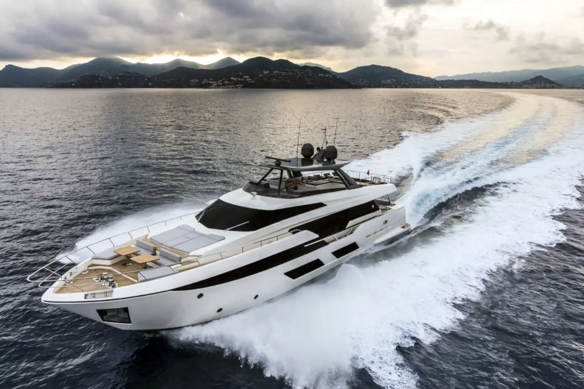Ferretti 920, main deck — Yacht Hire Saint-Tropez, Saint-Tropez. A 28-metre flybridge built for Gulf evenings