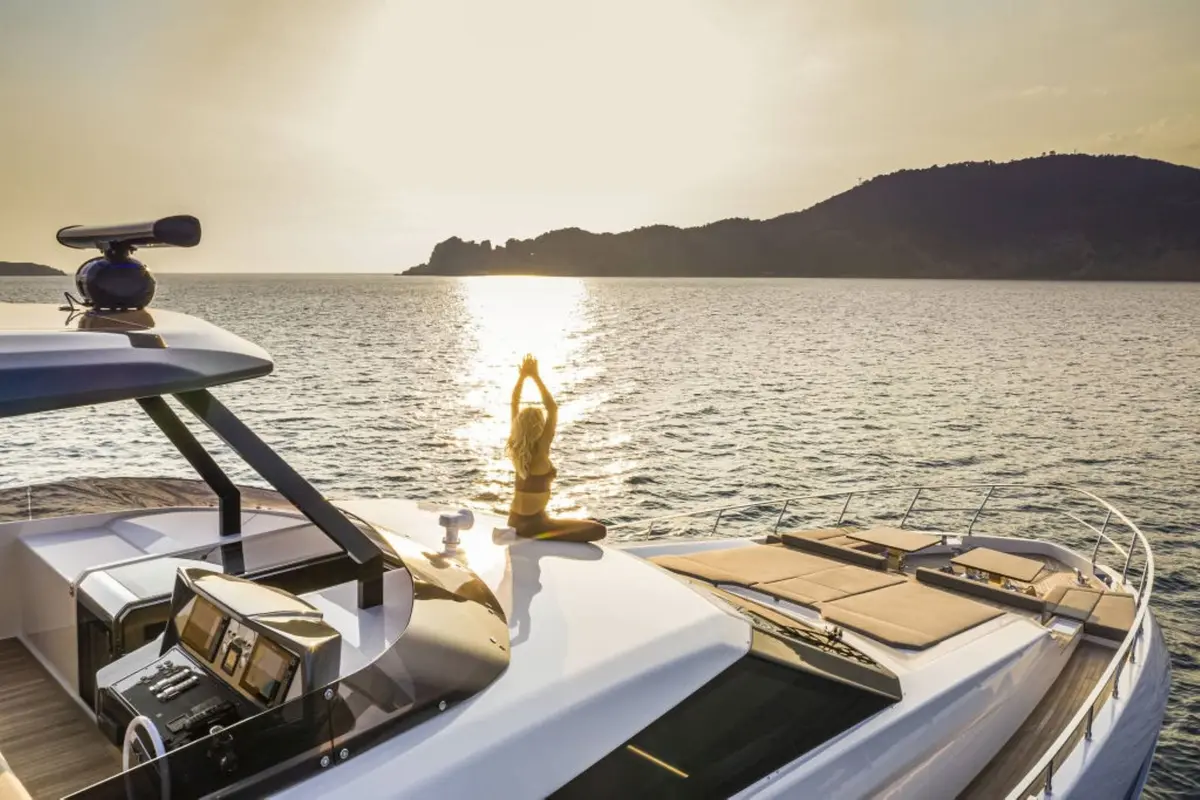 Ferretti 920, salon — Yacht Hire Saint-Tropez, Saint-Tropez. A 28-metre flybridge built for Gulf evenings