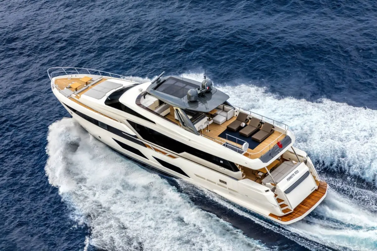 Ferretti 920, flybridge — Yacht Hire Saint-Tropez, Saint-Tropez. A 28-metre flybridge built for Gulf evenings