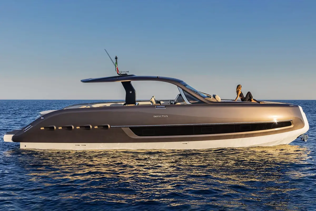 Invictus 460, exterior — Yacht Hire Saint-Tropez, Saint-Tropez. A nimble day boat for Gulf sunsets and swims