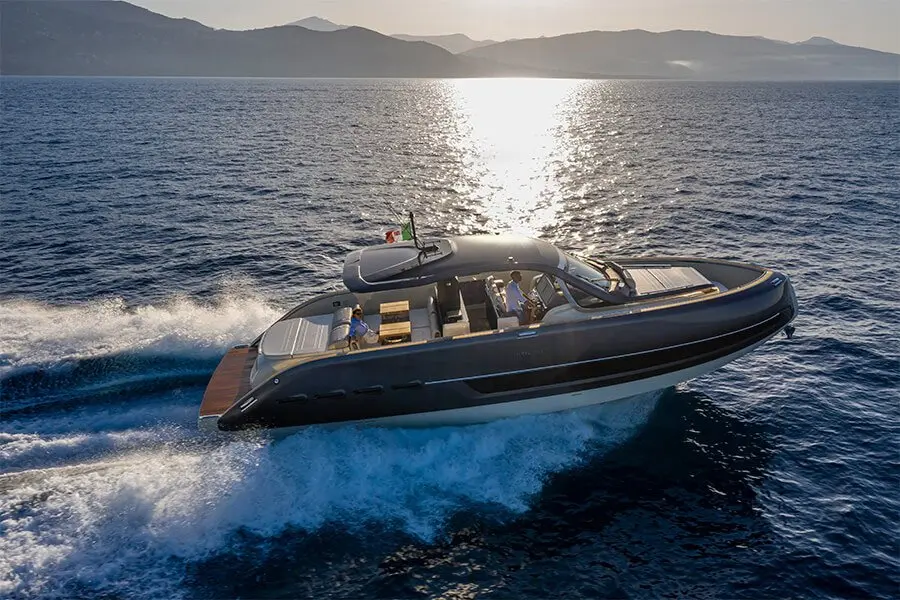 Invictus 460, main deck — Yacht Hire Saint-Tropez, Saint-Tropez. A nimble day boat for Gulf sunsets and swims