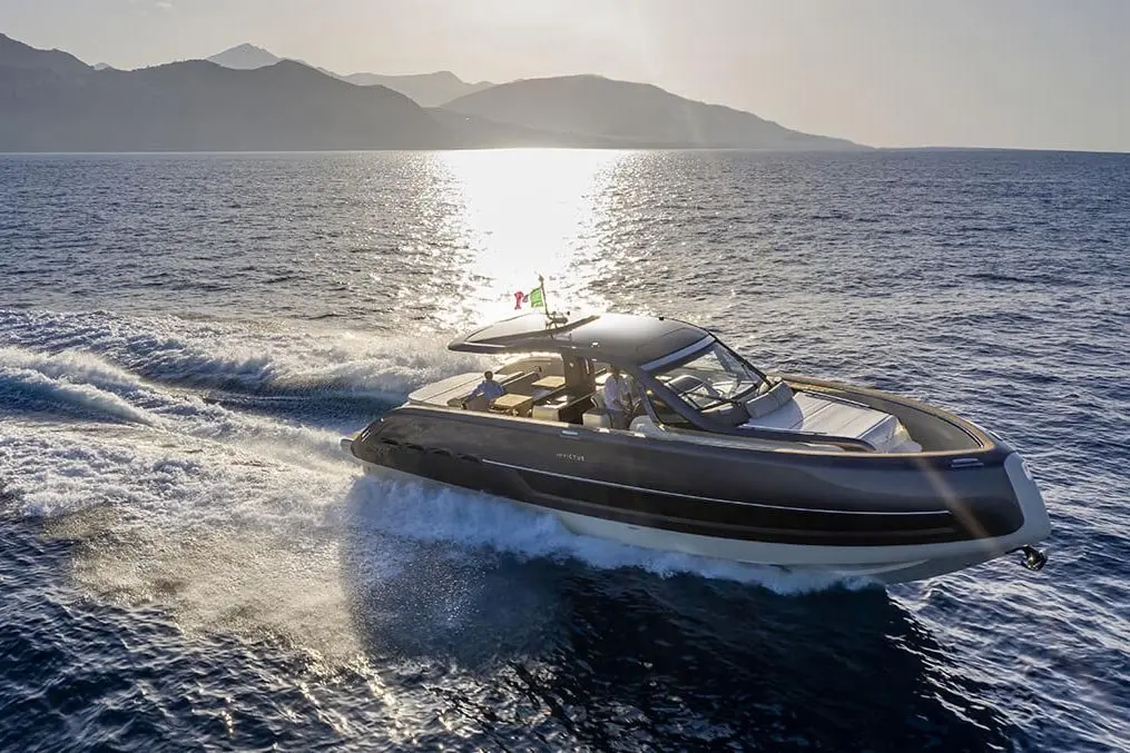 Invictus 460, aft deck — Yacht Hire Saint-Tropez, Saint-Tropez. A nimble day boat for Gulf sunsets and swims