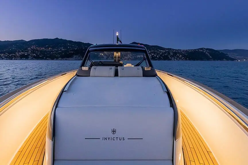 Invictus 460, salon — Yacht Hire Saint-Tropez, Saint-Tropez. A nimble day boat for Gulf sunsets and swims