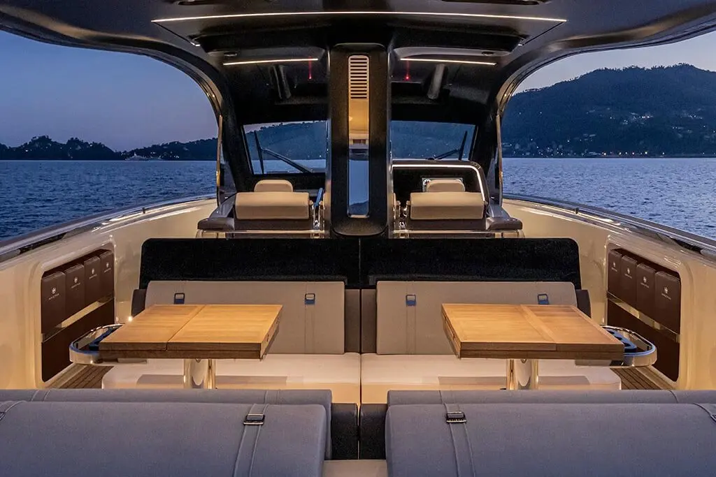 Invictus 460, master cabin — Yacht Hire Saint-Tropez, Saint-Tropez. A nimble day boat for Gulf sunsets and swims