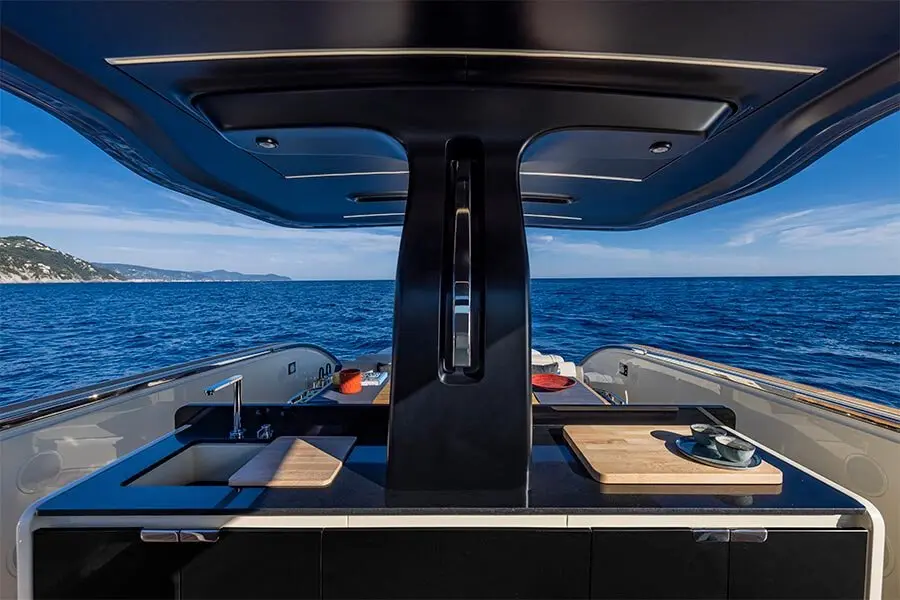 Invictus 460, flybridge — Yacht Hire Saint-Tropez, Saint-Tropez. A nimble day boat for Gulf sunsets and swims