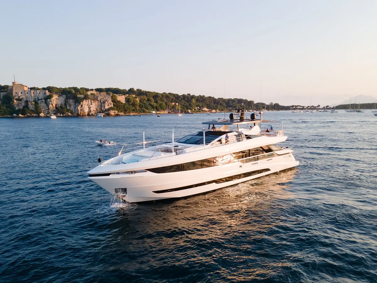 Mangusta 33, main deck — Yacht Hire Saint-Tropez, Saint-Tropez. Fast Italian hull built for Gulf evenings