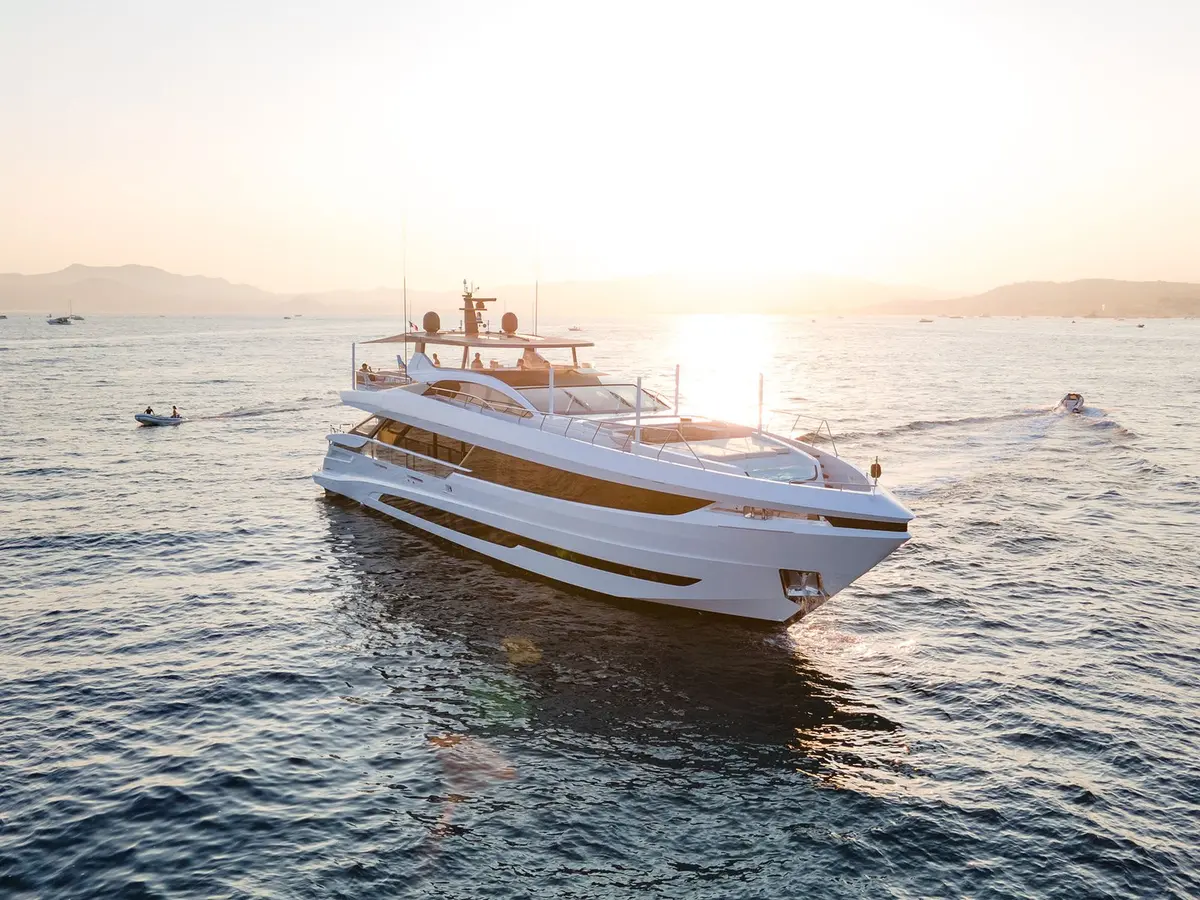 Mangusta 33, aft deck — Yacht Hire Saint-Tropez, Saint-Tropez. Fast Italian hull built for Gulf evenings
