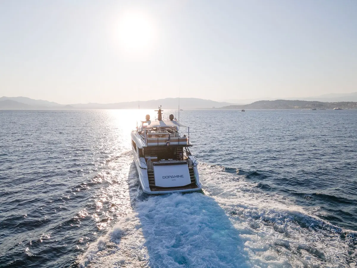 Mangusta 33, salon — Yacht Hire Saint-Tropez, Saint-Tropez. Fast Italian hull built for Gulf evenings
