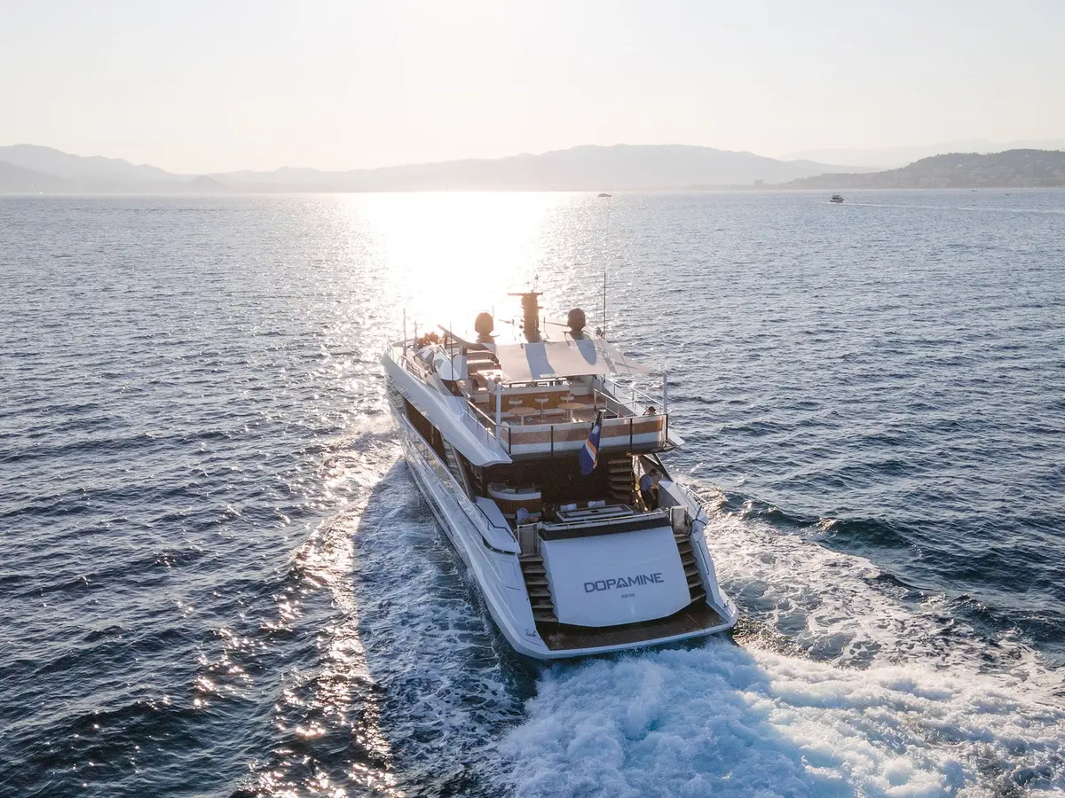 Mangusta 33, flybridge — Yacht Hire Saint-Tropez, Saint-Tropez. Fast Italian hull built for Gulf evenings