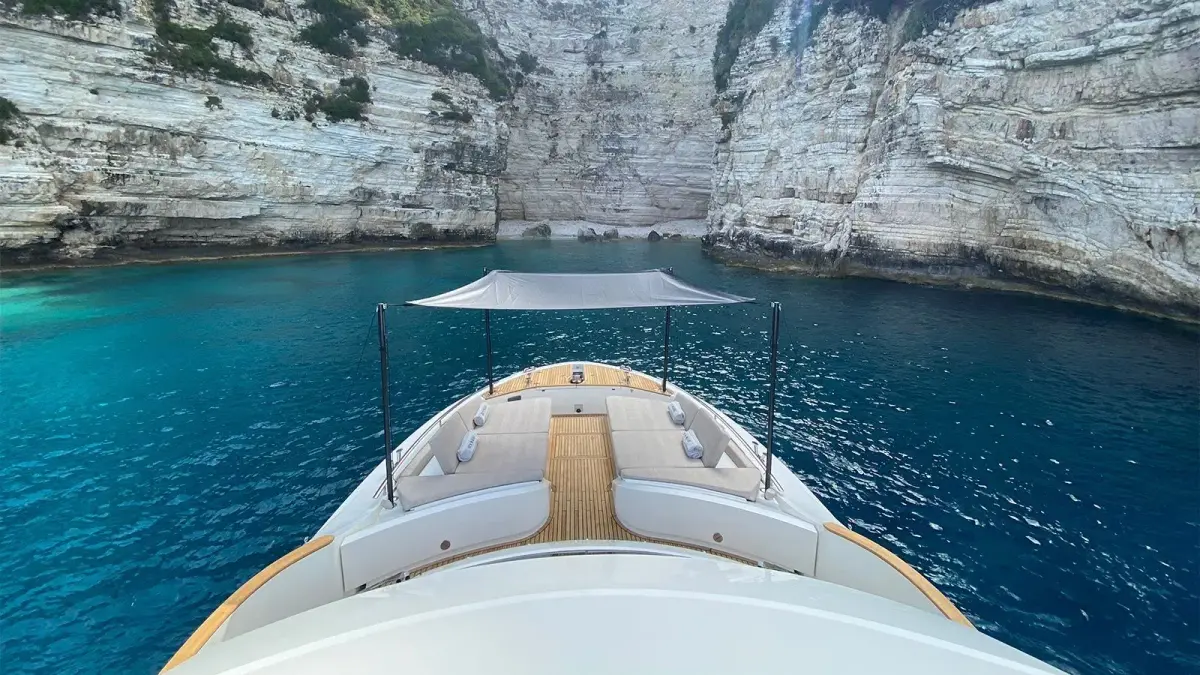 MCY66, main deck — Yacht Hire Saint-Tropez, Saint-Tropez. Three-cabin motor yacht built for Gulf sunset runs