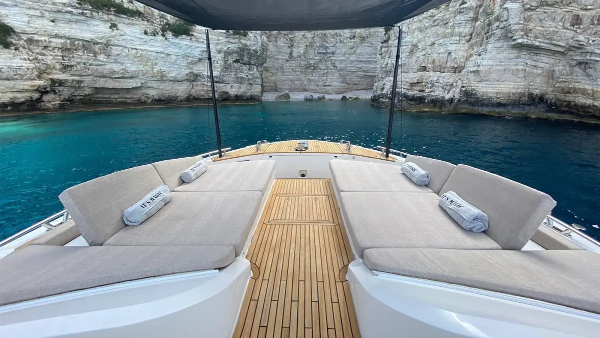 MCY66, aft deck — Yacht Hire Saint-Tropez, Saint-Tropez. Three-cabin motor yacht built for Gulf sunset runs