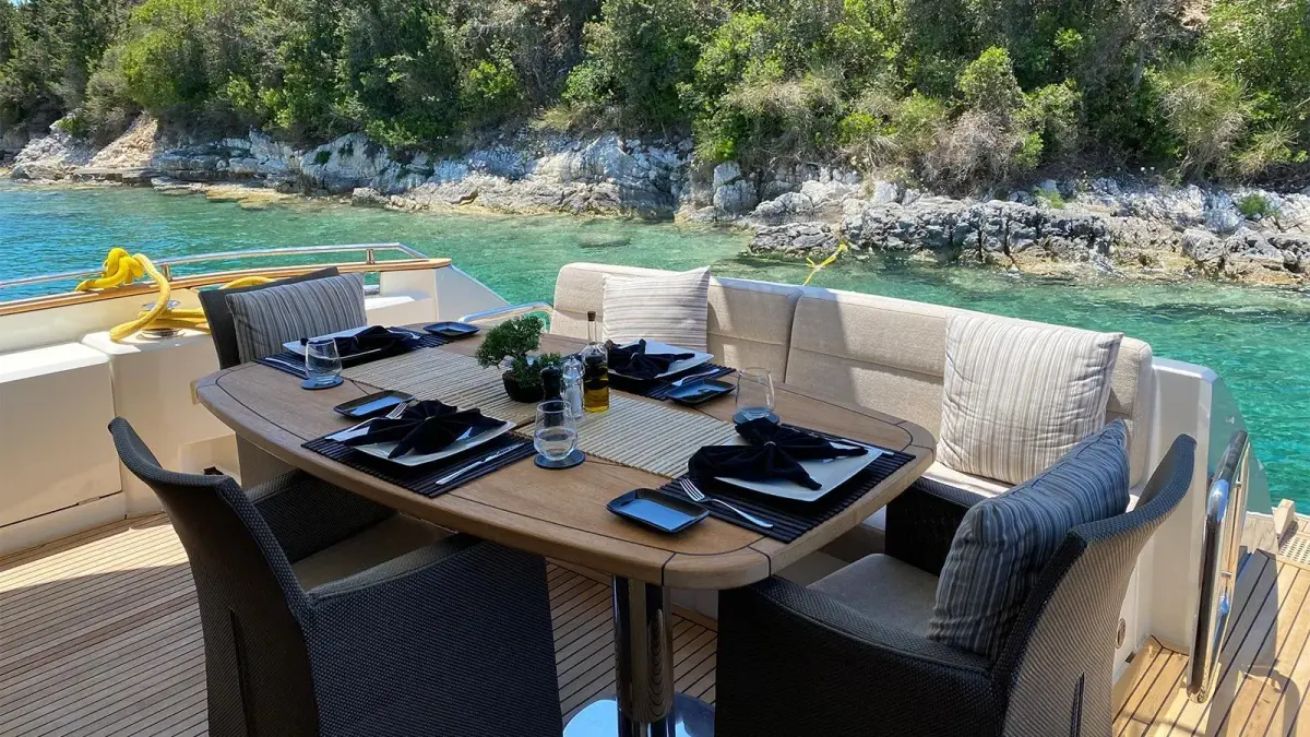 MCY66, flybridge — Yacht Hire Saint-Tropez, Saint-Tropez. Three-cabin motor yacht built for Gulf sunset runs