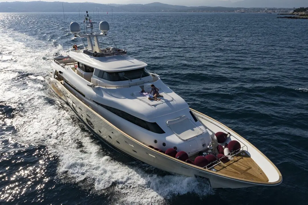 Navetta 33, pont arrière — Yacht Hire Saint-Tropez, Saint-Tropez. Croisière tranquille de Pampelonne à Cap Taillat