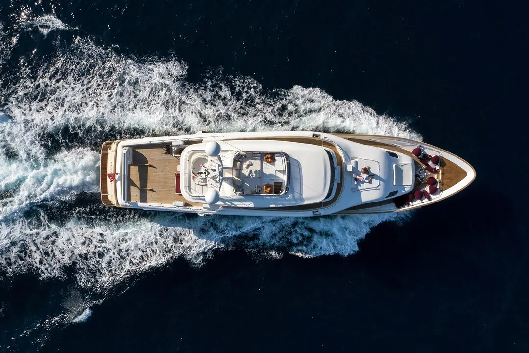 Navetta 33, salon — Yacht Hire Saint-Tropez, Saint-Tropez. Croisière tranquille de Pampelonne à Cap Taillat