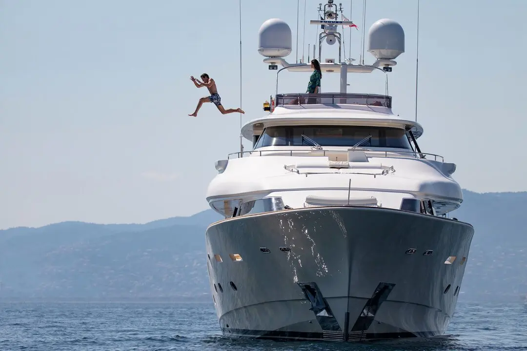 Navetta 33, flybridge — Yacht Hire Saint-Tropez, Saint-Tropez. Croisière tranquille de Pampelonne à Cap Taillat