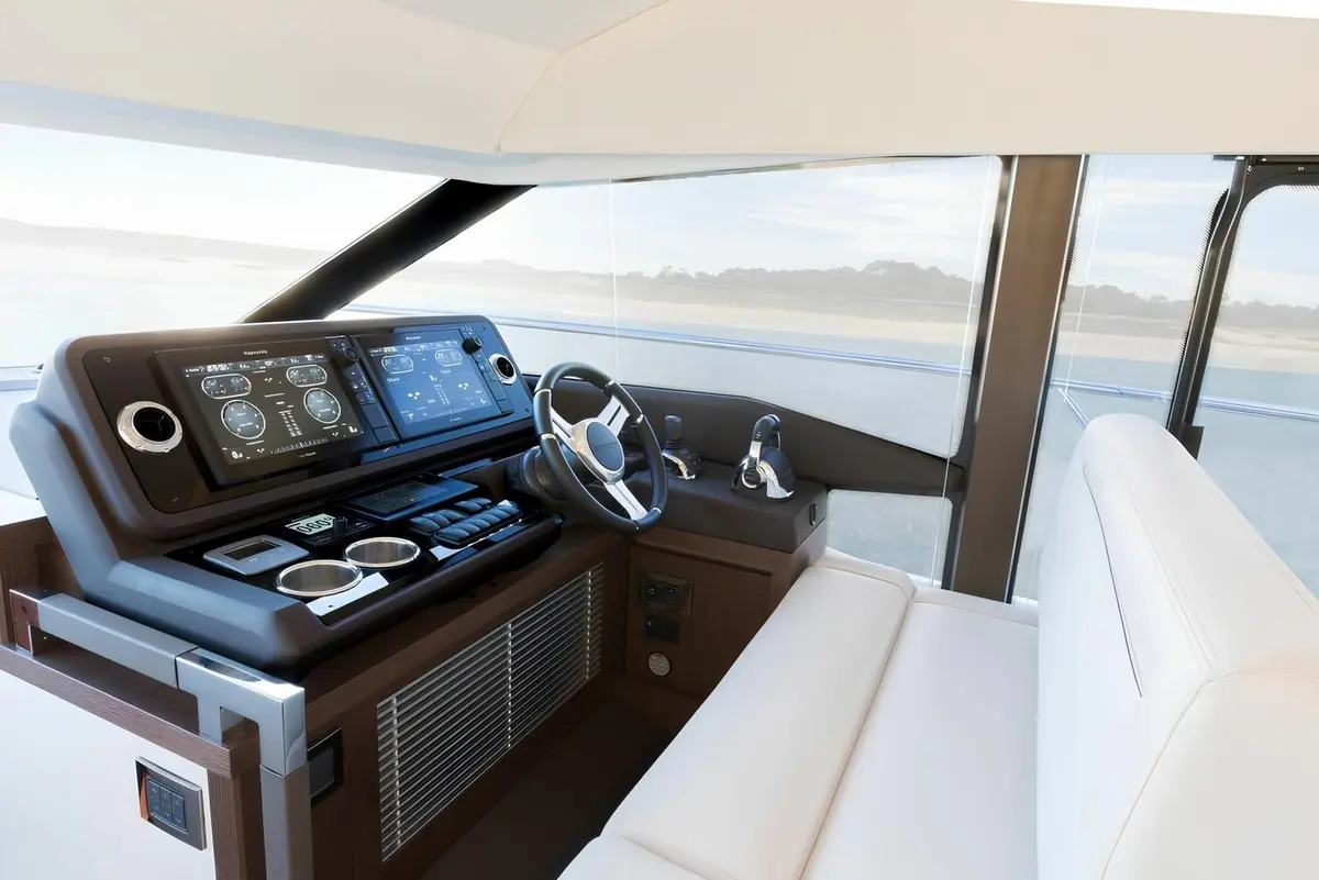 Prestige 520 Fly, main deck — Yacht Hire Saint-Tropez, Saint-Tropez. Flybridge comfort for Saint-Tropez's quieter bays
