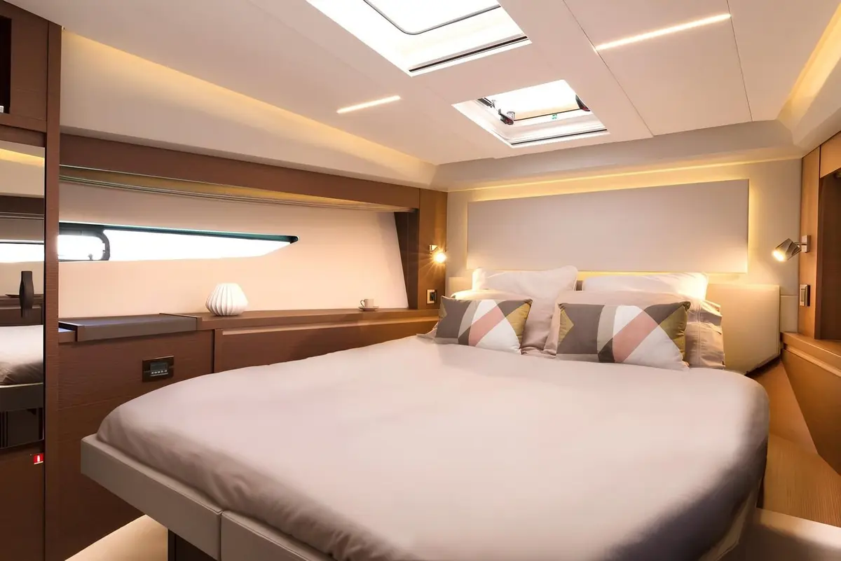 Prestige 520 Fly, aft deck — Yacht Hire Saint-Tropez, Saint-Tropez. Flybridge comfort for Saint-Tropez's quieter bays