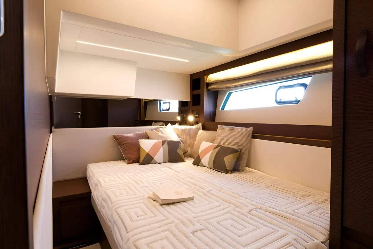 Prestige 520 Fly, master cabin — Yacht Hire Saint-Tropez, Saint-Tropez. Flybridge comfort for Saint-Tropez's quieter bays