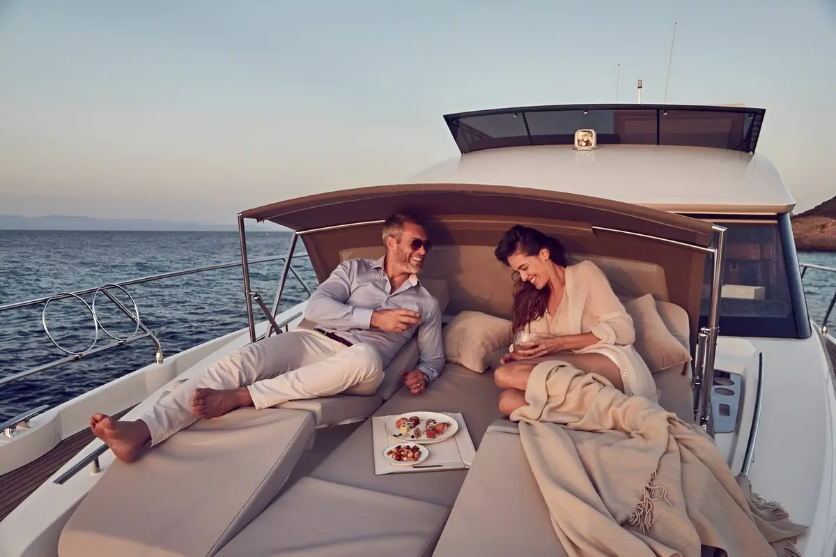 Prestige 520 Fly, flybridge — Yacht Hire Saint-Tropez, Saint-Tropez. Flybridge comfort for Saint-Tropez's quieter bays