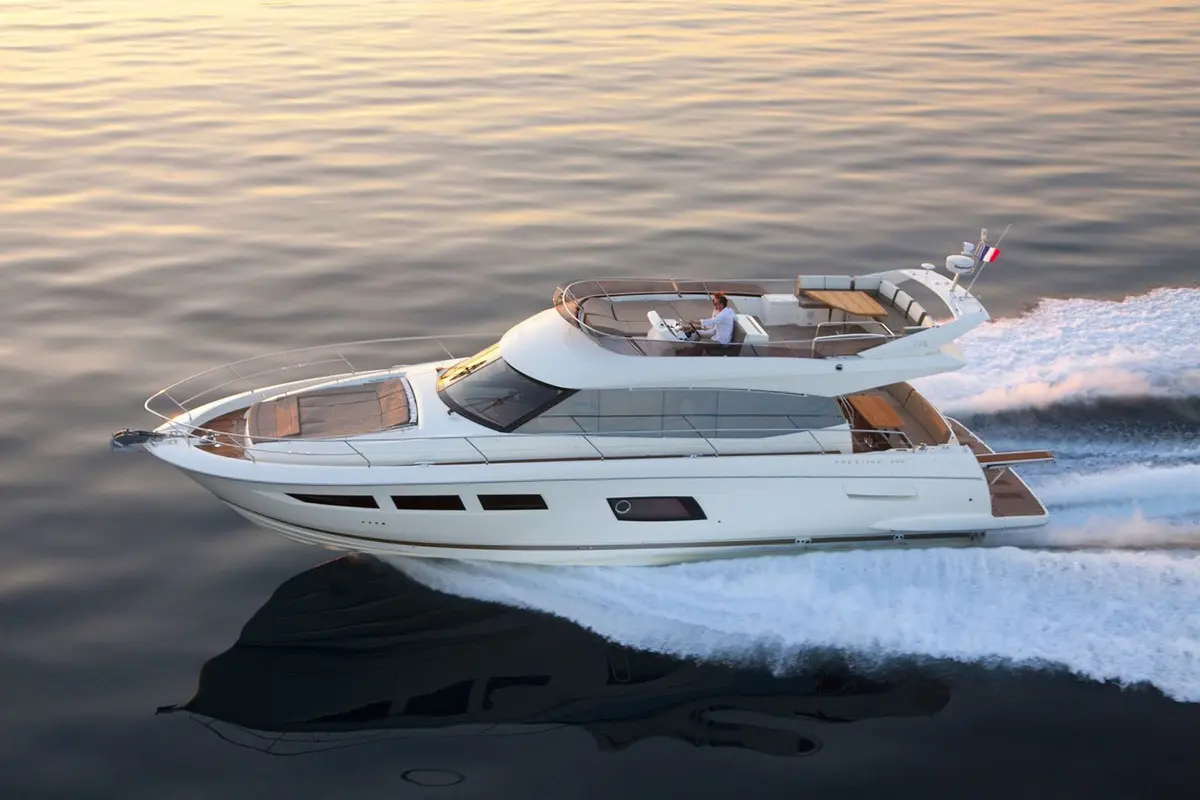 Prestige 550 FLY, exterior — Yacht Hire Saint-Tropez, Saint-Tropez. Flybridge views and three cabins for easy evenings