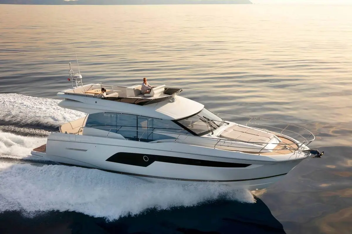 Prestige 550 FLY, main deck — Yacht Hire Saint-Tropez, Saint-Tropez. Flybridge views and three cabins for easy evenings