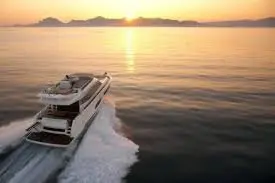 Prestige 550 FLY, aft deck — Yacht Hire Saint-Tropez, Saint-Tropez. Flybridge views and three cabins for easy evenings