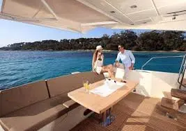 Prestige 550 FLY, salon — Yacht Hire Saint-Tropez, Saint-Tropez. Flybridge views and three cabins for easy evenings