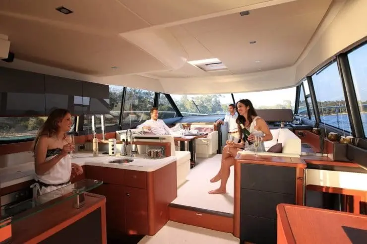 Prestige 550 FLY, master cabin — Yacht Hire Saint-Tropez, Saint-Tropez. Flybridge views and three cabins for easy evenings