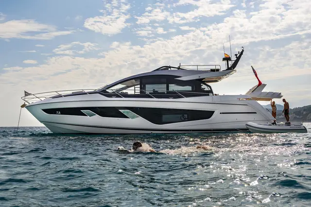 Sunseeker 65 Sport — Yacht Hire Saint-Tropez, Saint-Tropez