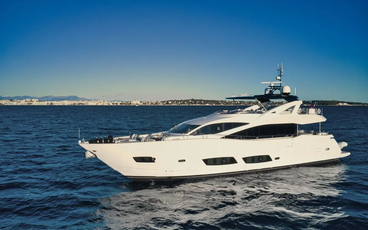 Sunseeker 95, main deck — Yacht Hire Saint-Tropez, Saint-Tropez. A fast, sociable deck for Gulf sunset runs
