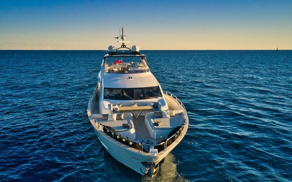 Sunseeker 95, aft deck — Yacht Hire Saint-Tropez, Saint-Tropez. A fast, sociable deck for Gulf sunset runs