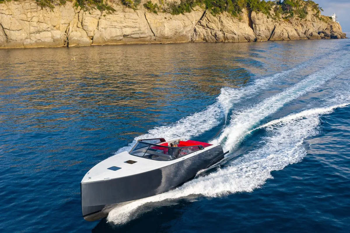 Vandutch 48, aft deck — Yacht Hire Saint-Tropez, Saint-Tropez. A low, fast line along the Gulf