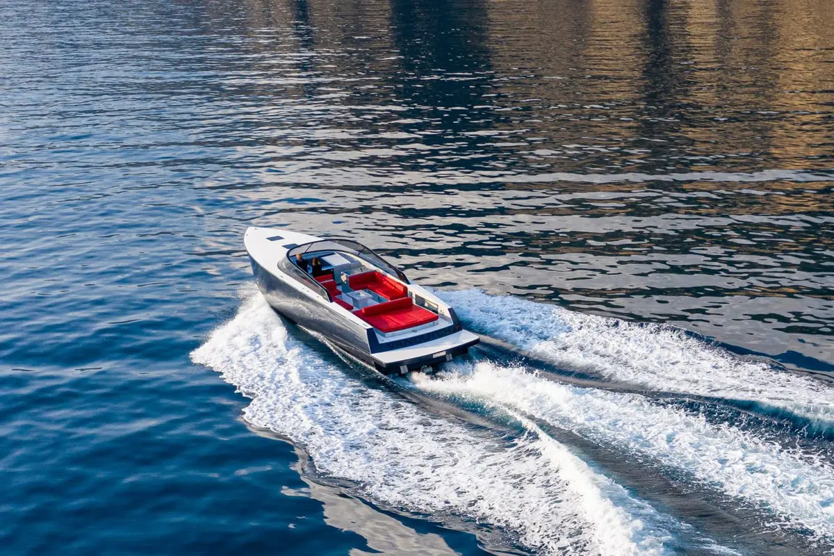 Vandutch 48, salon — Yacht Hire Saint-Tropez, Saint-Tropez. A low, fast line along the Gulf