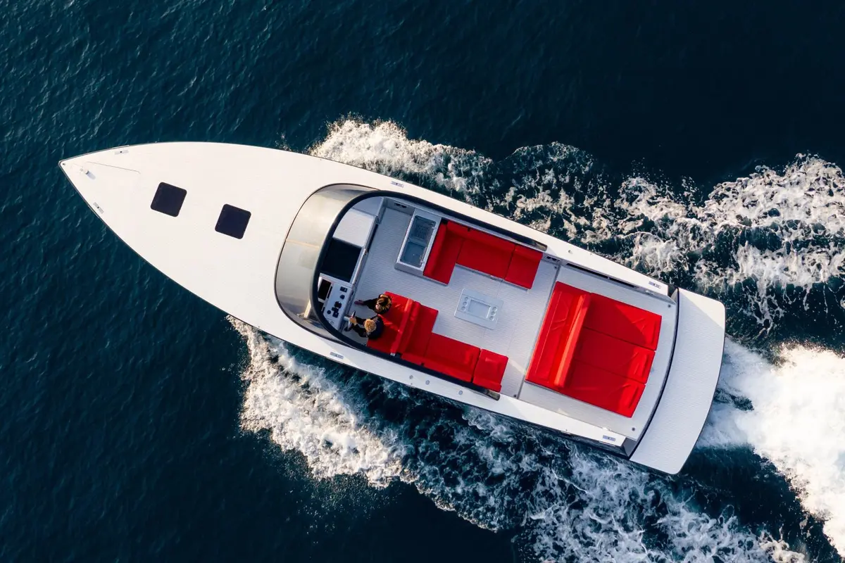 Vandutch 48, master cabin — Yacht Hire Saint-Tropez, Saint-Tropez. A low, fast line along the Gulf